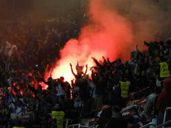 Fans des FC Porto feiern auf dem Weg zur 25. Meisterschaft das Tor zum 2:1