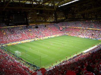 Ein Stadion sieht Rot