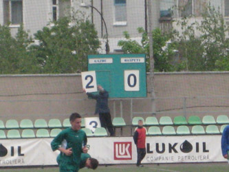 Manuelle Anzeigetafel im Stadion Baza Zimbru artificial in Chisinau