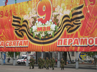 Weirussische Soldaten vor Ankndigungstafeln fr die Feierlichkeiten des Victory Day