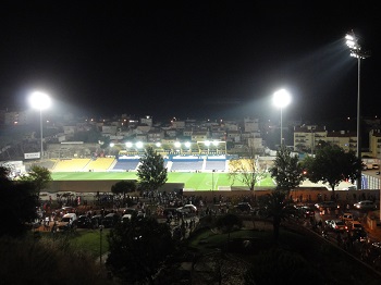 Flutlicht ber dem Estadio Antonio Coimbra da Mota
