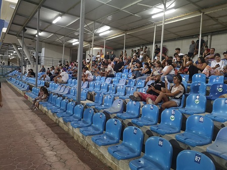 Tribüne im Gozo Stadium