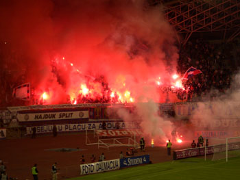 Ein wenig Pyro der Hajduk-Fans