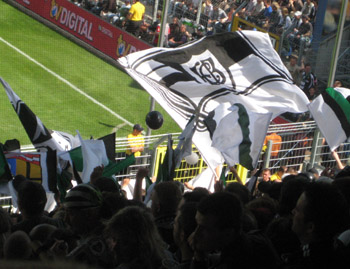 Alte Borussia-Wappen im Gästeblock