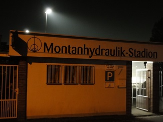 Eingang zum Montanhydraulik-Stadion in Holzwickede