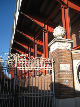 Tor hinter der Haupttribne des Guldensporenstadion in Kortrijk