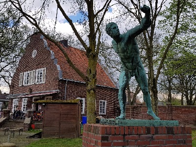 Skulptur und Haus des Platzwarts