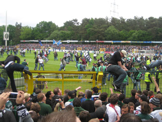 Platzsturm der Fans von Borussia Mnchengladbach in Paderborn