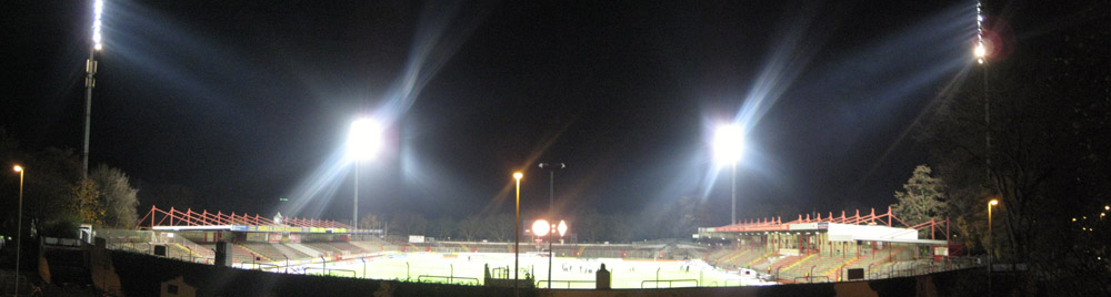 Das Stadion Niederrhein in Oberhausen bei Flutlicht