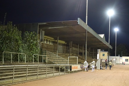 Tribüne im Grevenbroicher Schloßstadion