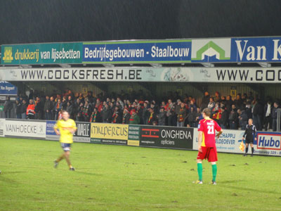Fans von KV Oostende in Sint-Niklaas