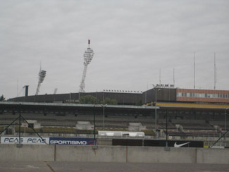 Blick über das riesige Strahov-Stadion zur neuen Spielstätte
