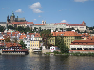 Blick von der Karlsbrücke über die Moldau nach Prag