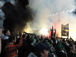 Pyro bei Fans von Borussia Mnchengladbach in Marseille
