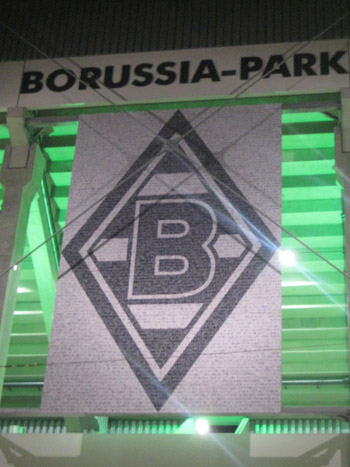 Die neue Borussia-Raute an der Nordkurve