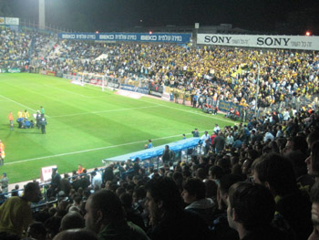 Volles Blumfield Stadium in Tel Aviv