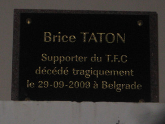 Gedenktafel in Toulouse für den ermordeten Fan Brice Taton