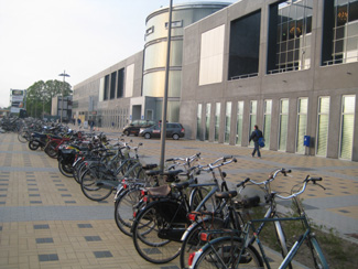Fahrrder vor dem Stadion von Zwolle