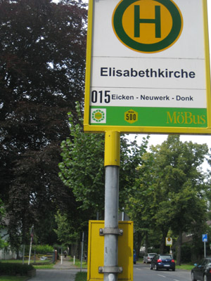 Kassenhäuschen neben der Haupttribüne