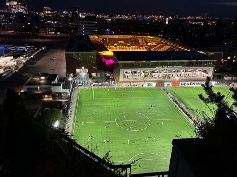 Blick vom Flakturm auf den Sportplatz Feldstraße