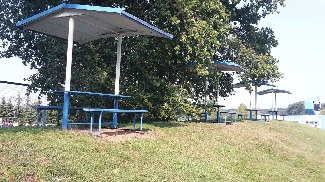 Überdachte Holzbänke