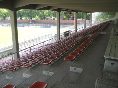 Noch überraschend gut in Schuss: Die Haupttribüne