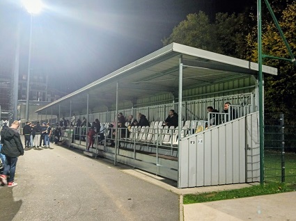 Tribüne im Pariser Stade Pele